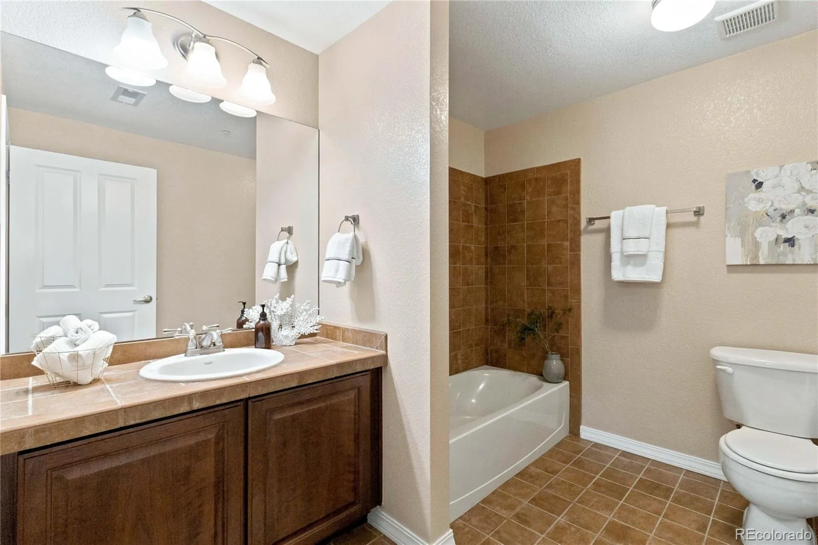 10052 W Ute Place #102 Littleton CO 80127 | MLS #REC6925626 08312026164346 1600 18