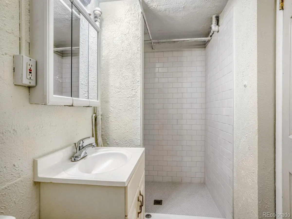 935 E Virginia Avenue Denver CO 80209 MLS #REC6955609 05062026230936 1200 18