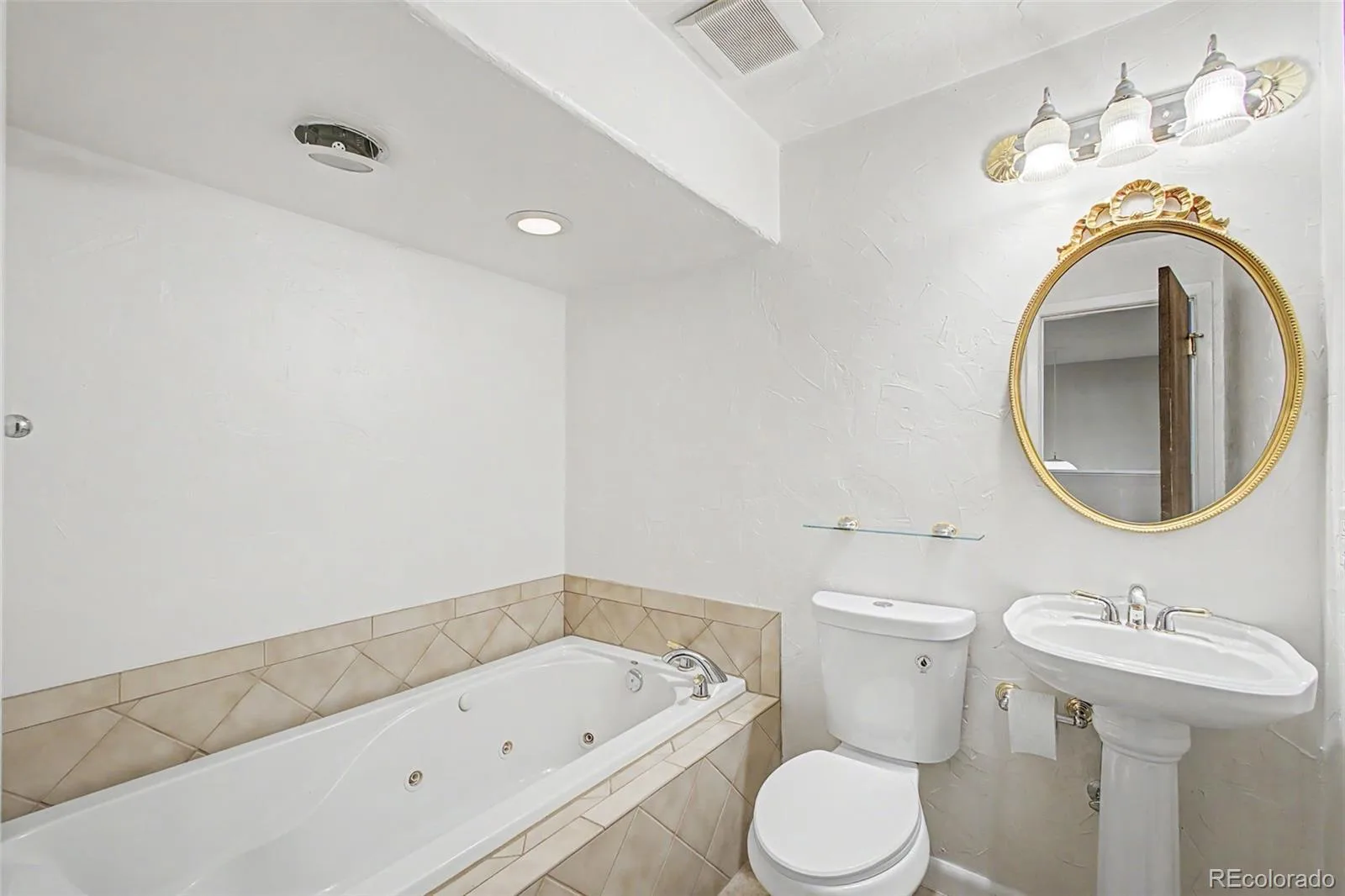 3009 S Dayton Court Denver CO 80231 | MLS #REC6994860 08052026070143 1600 15