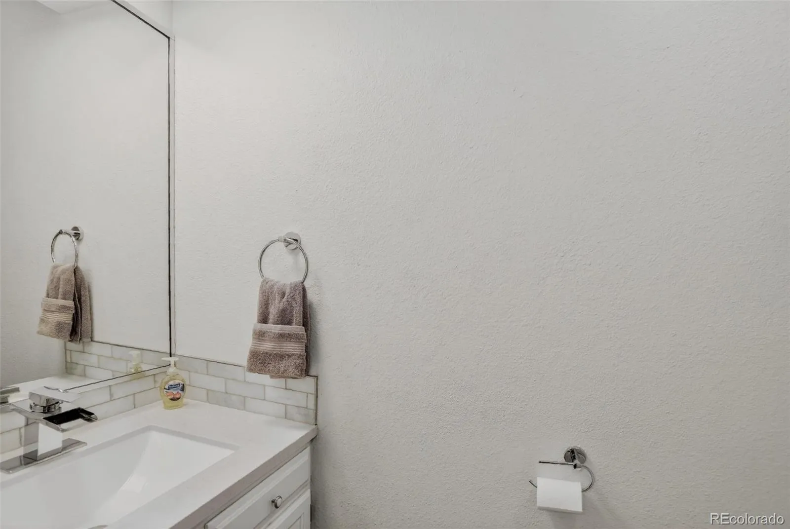 5452 S Zeno Street Centennial CO 80015 MLS #REC7089890 05022026053425 1600 22