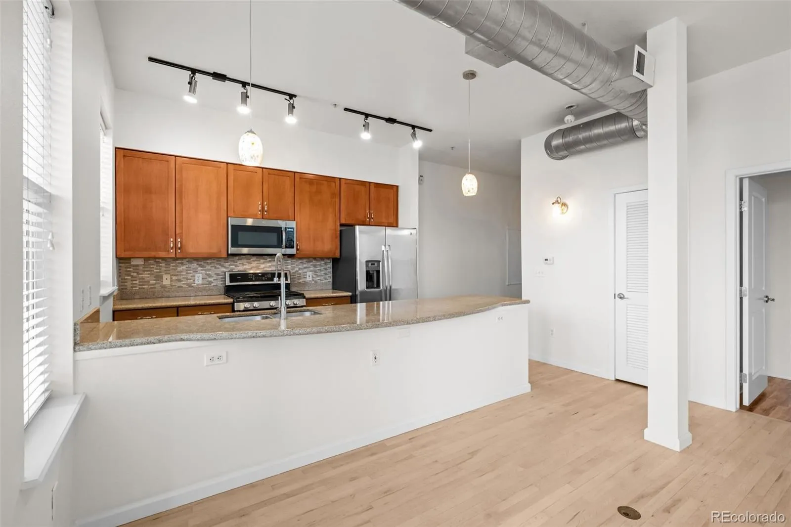 04212026193505 1600 10