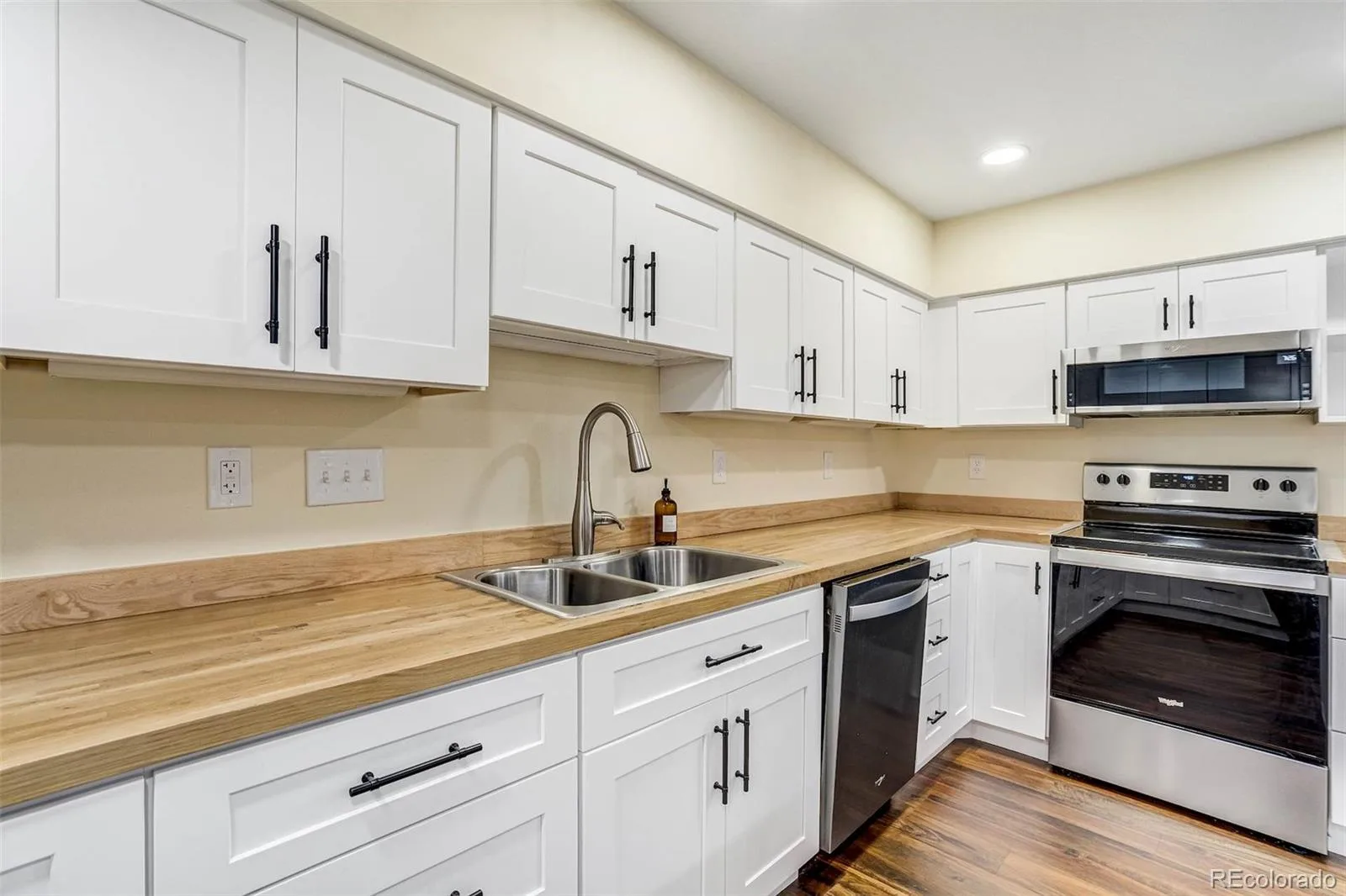 22521 E Radcliff Drive Aurora CO 80015 MLS #REC7132495 06252026234814 1600 37
