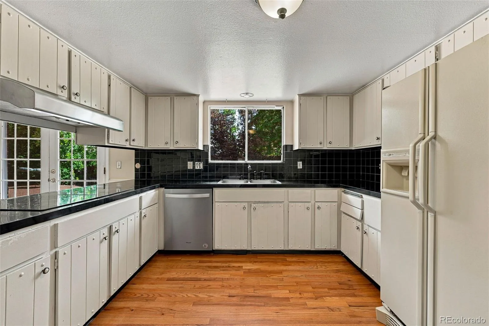3700 S Roslyn Way Denver CO 80237 | MLS #REC7146214 09222026190158 1600 16