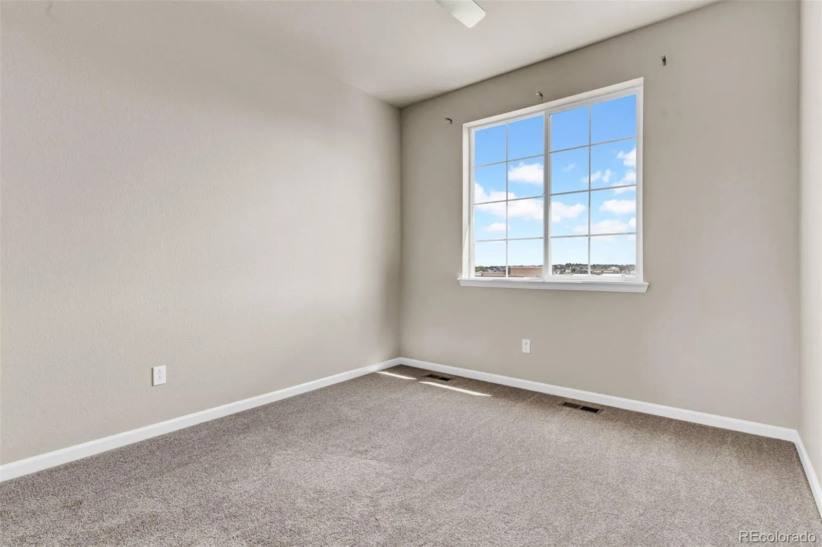 25748 E Calhoun Place Aurora CO 80016 MLS #REC7158545 05092026020641 1600 18