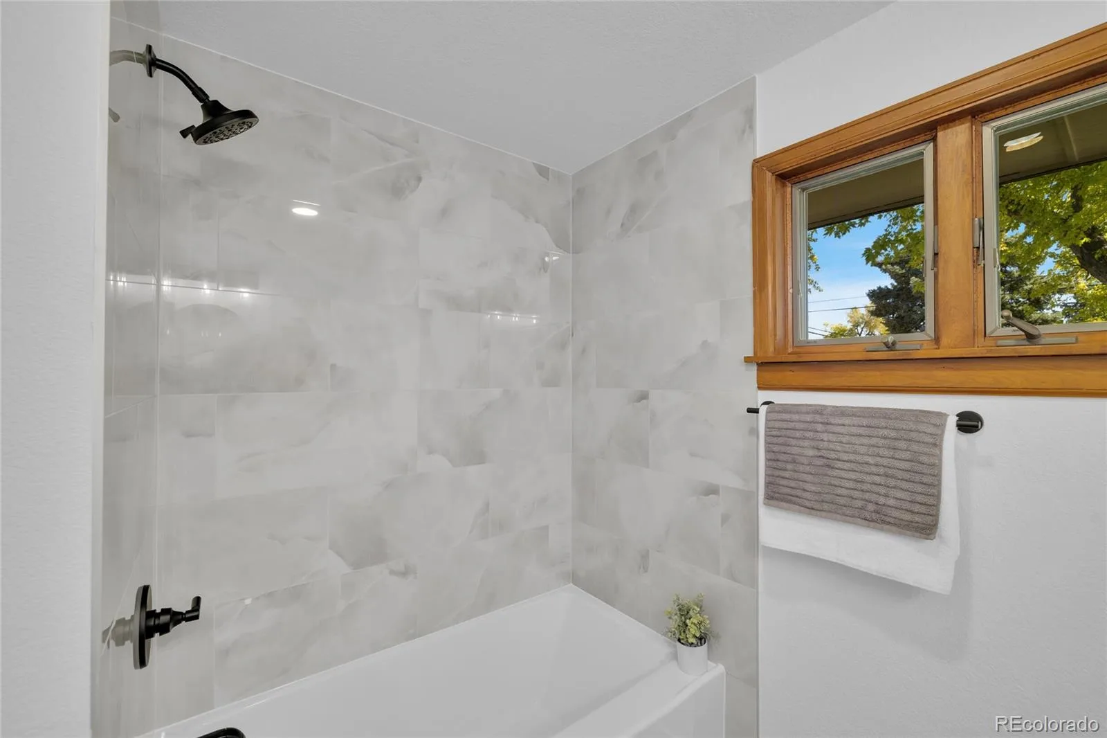 6604 S Lee Court Centennial CO 80121 | MLS #REC7185333 09232026004834 1600 18