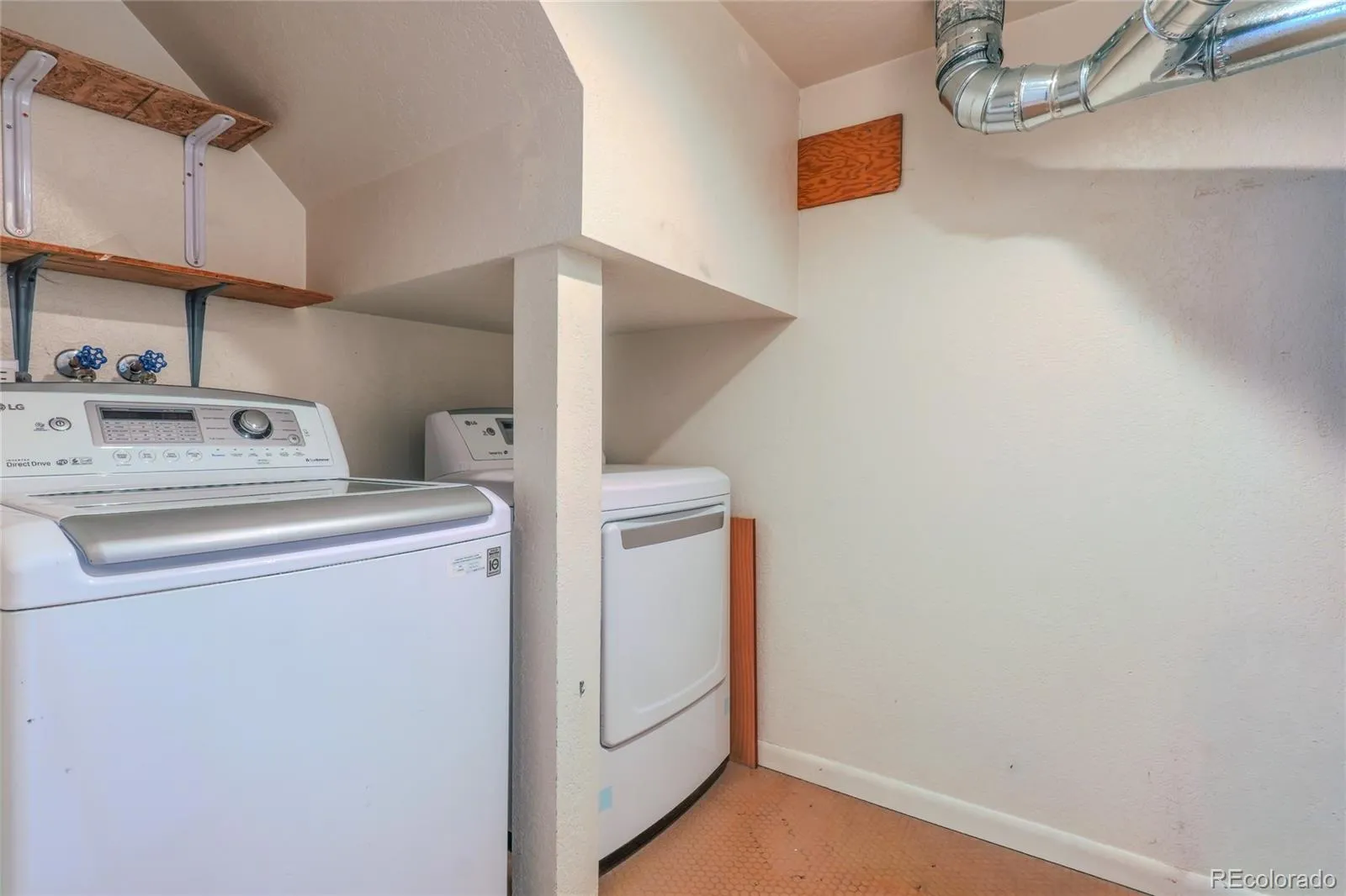 2267 S Yosemite Circle Denver CO 80231 MLS #REC7256448 05072026163044 1600 15
