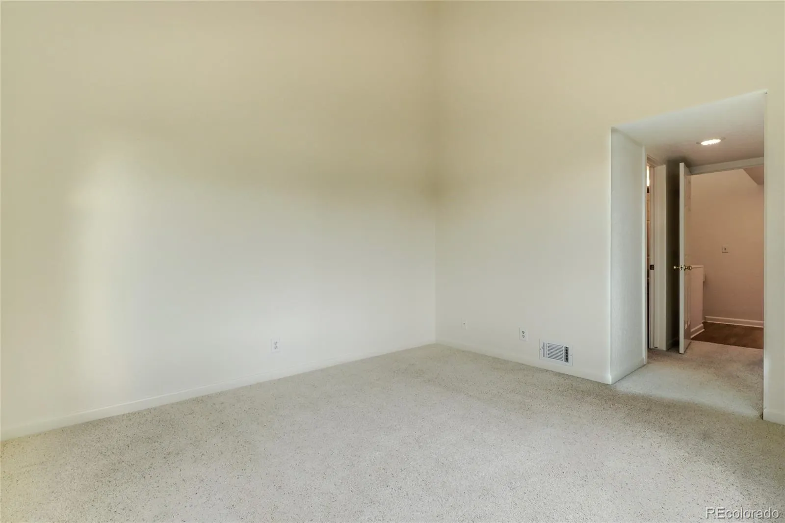 2267 S Yosemite Circle Denver CO 80231 MLS #REC7256448 05072026163044 1600 24
