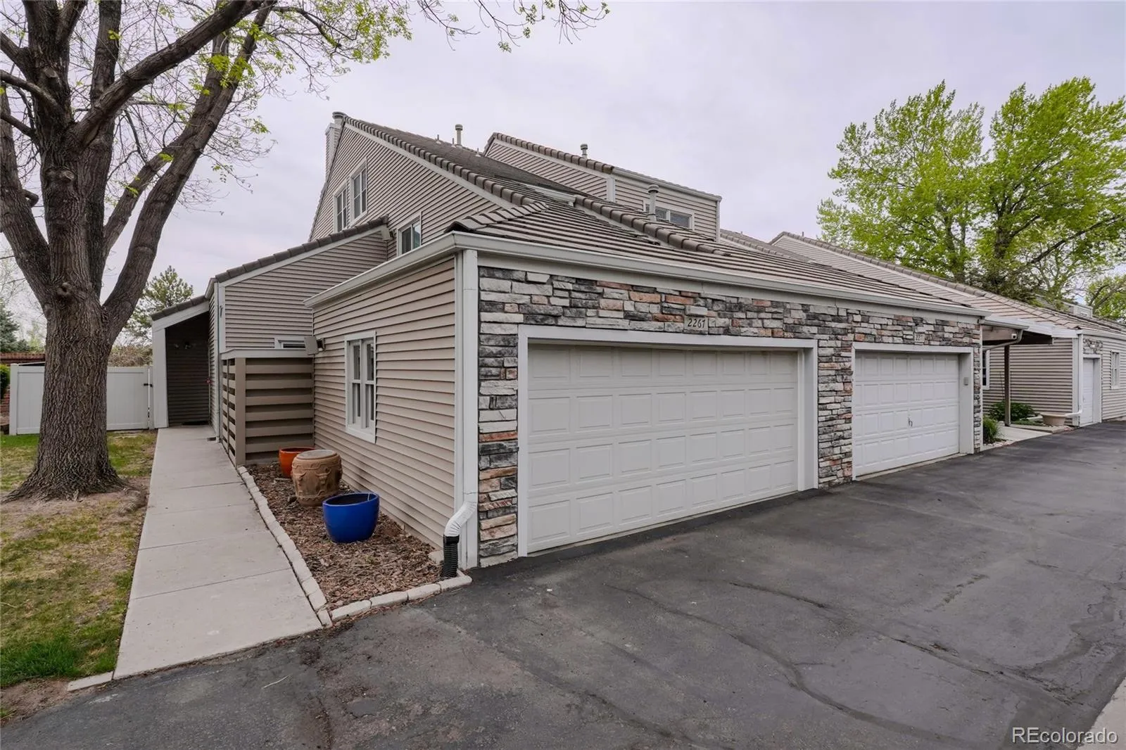 2267 S Yosemite Circle Denver CO 80231 MLS #REC7256448 05072026163044 1600 33
