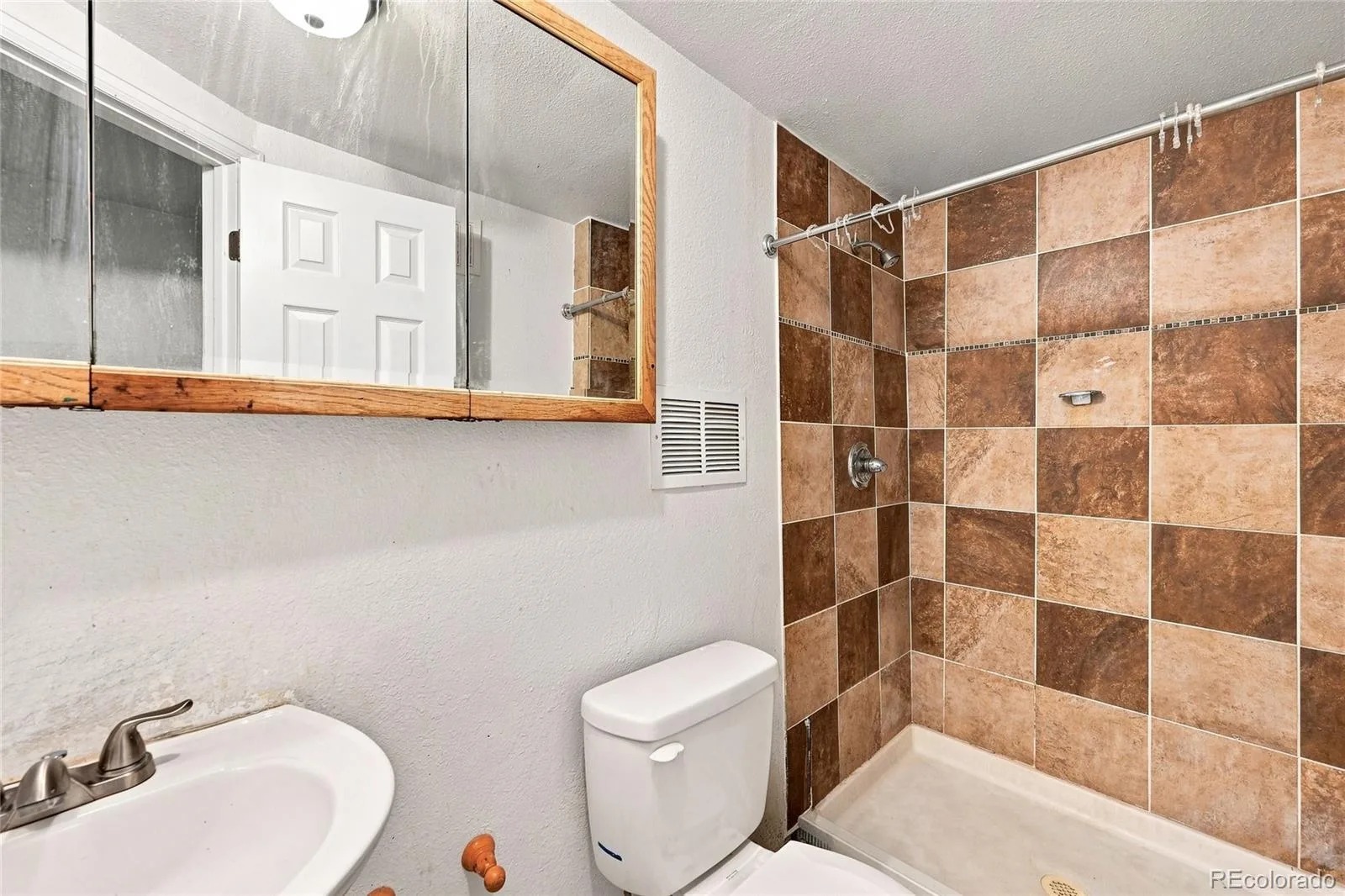 147 Paris Circle Aurora CO 80011 | MLS #REC7298980 08152026005722 1600 22