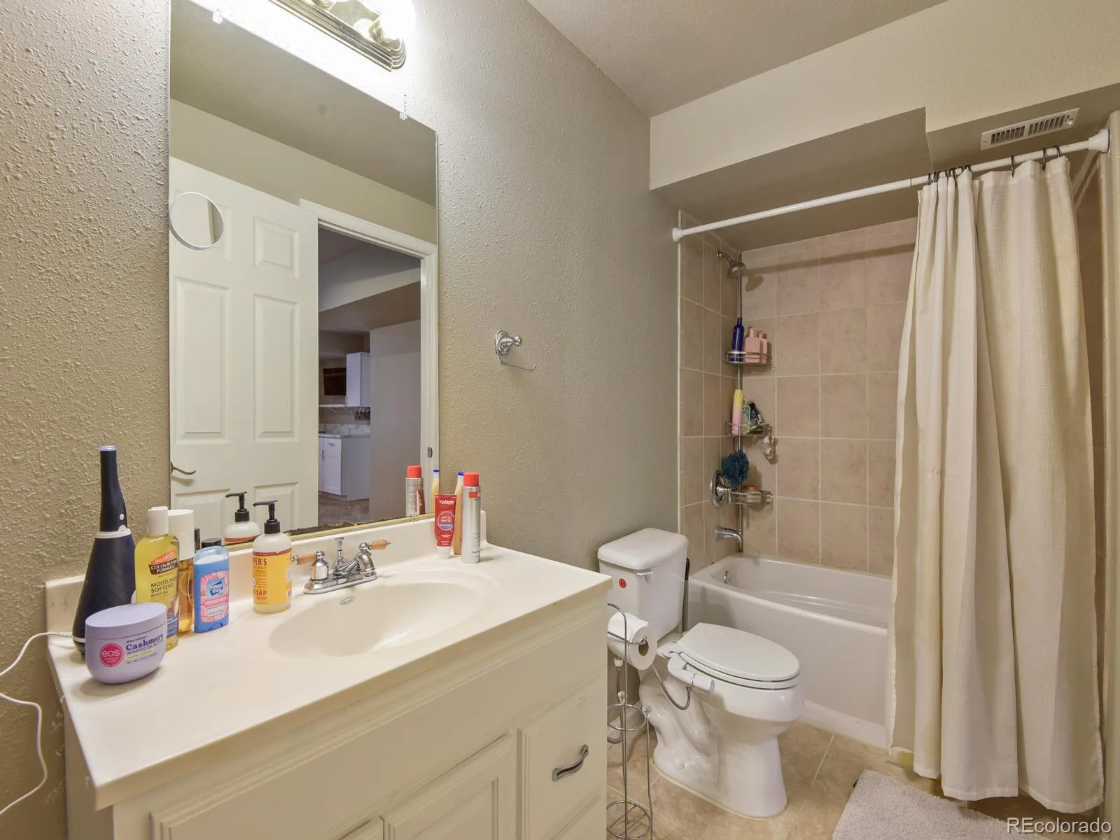 5957 S Helena Street Centennial CO 80016 MLS #REC7319832 06122026173611 1600 23