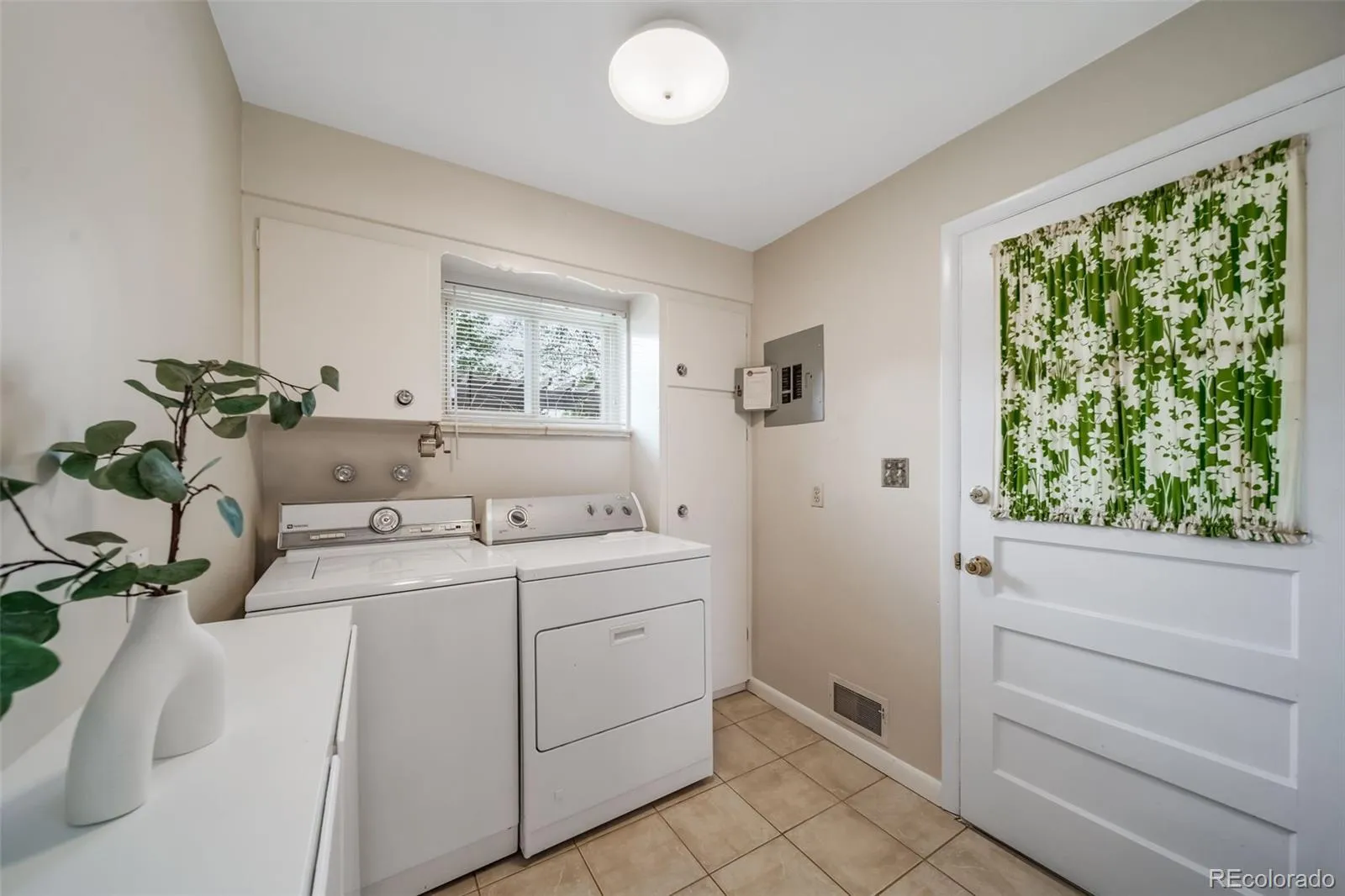 341 Newark Street Aurora CO 80010 MLS #REC7379428 05242026153832 1600 19