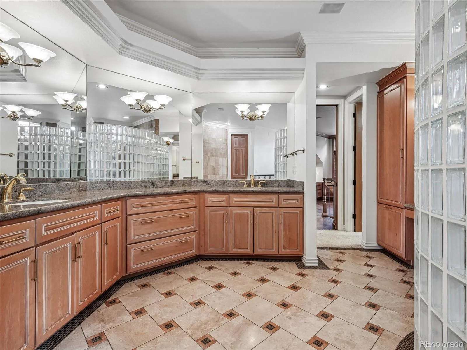 5701 S Aspen Court Greenwood Village CO 80121 | MLS #REC7408083 08272026205502 1600 23