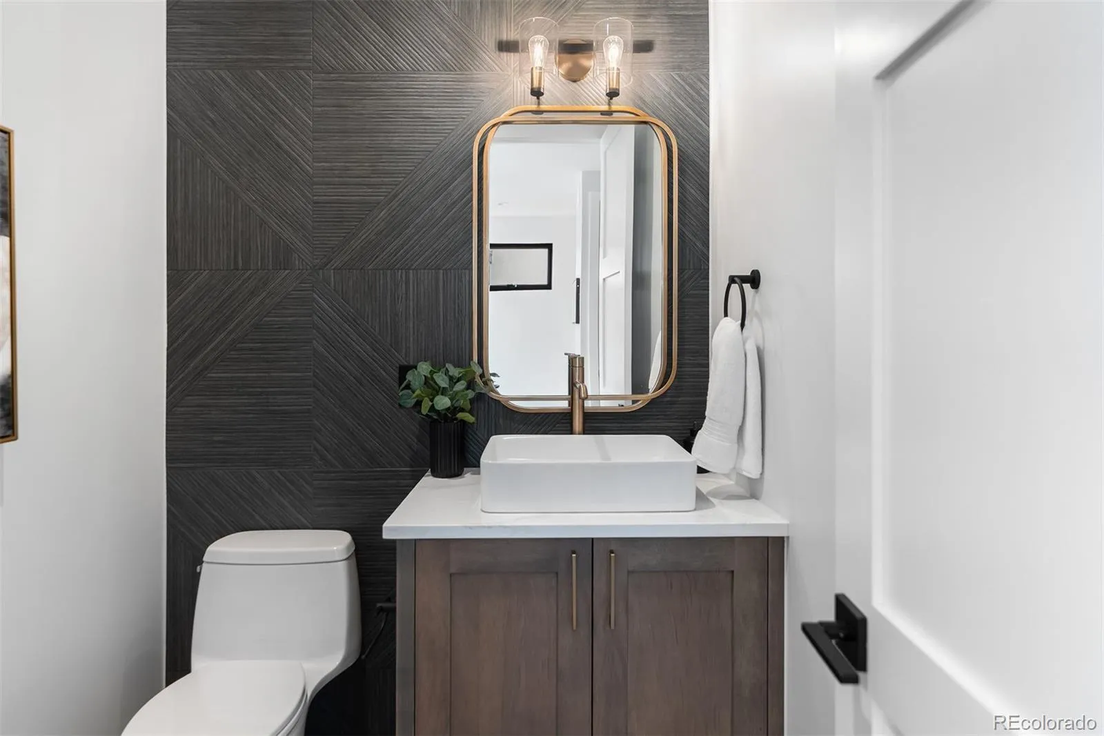 04162026174101 1600 11