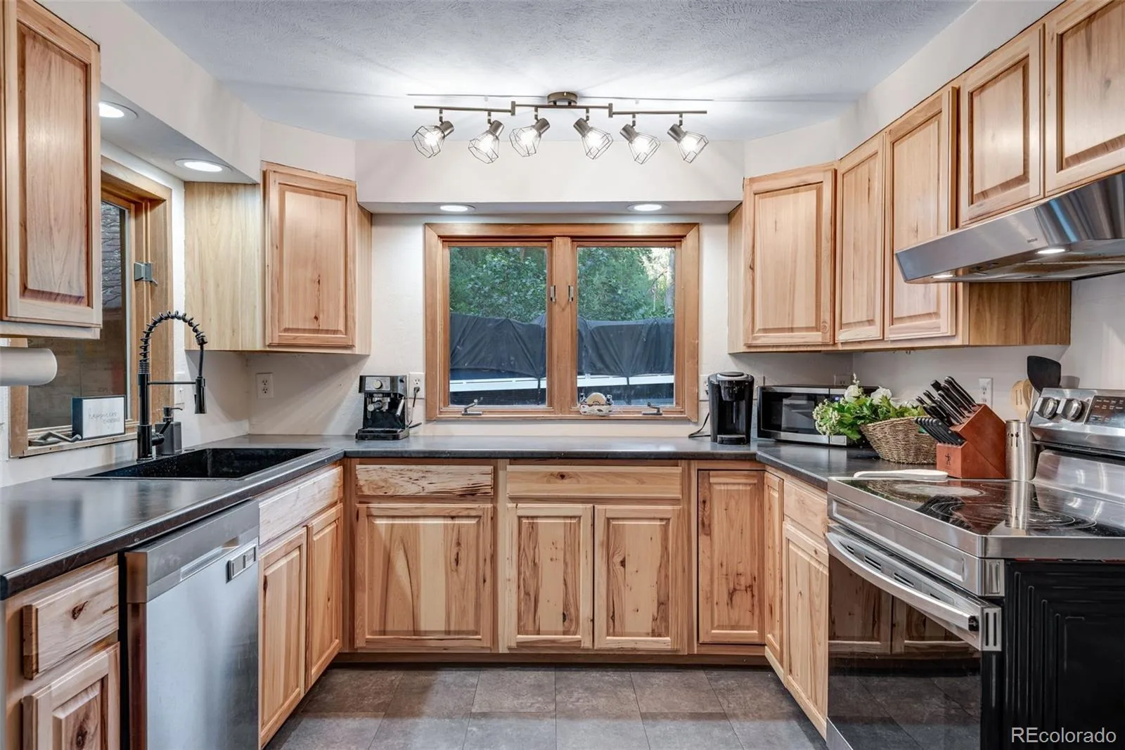 10690 S Deer Creek Road Littleton CO 80127 | MLS #REC7419220 08162026050853 1600 16