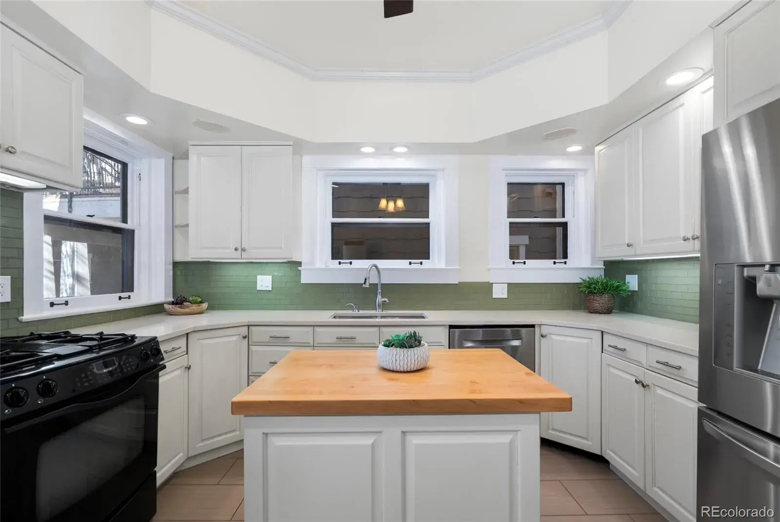 12112025222137 1600 10