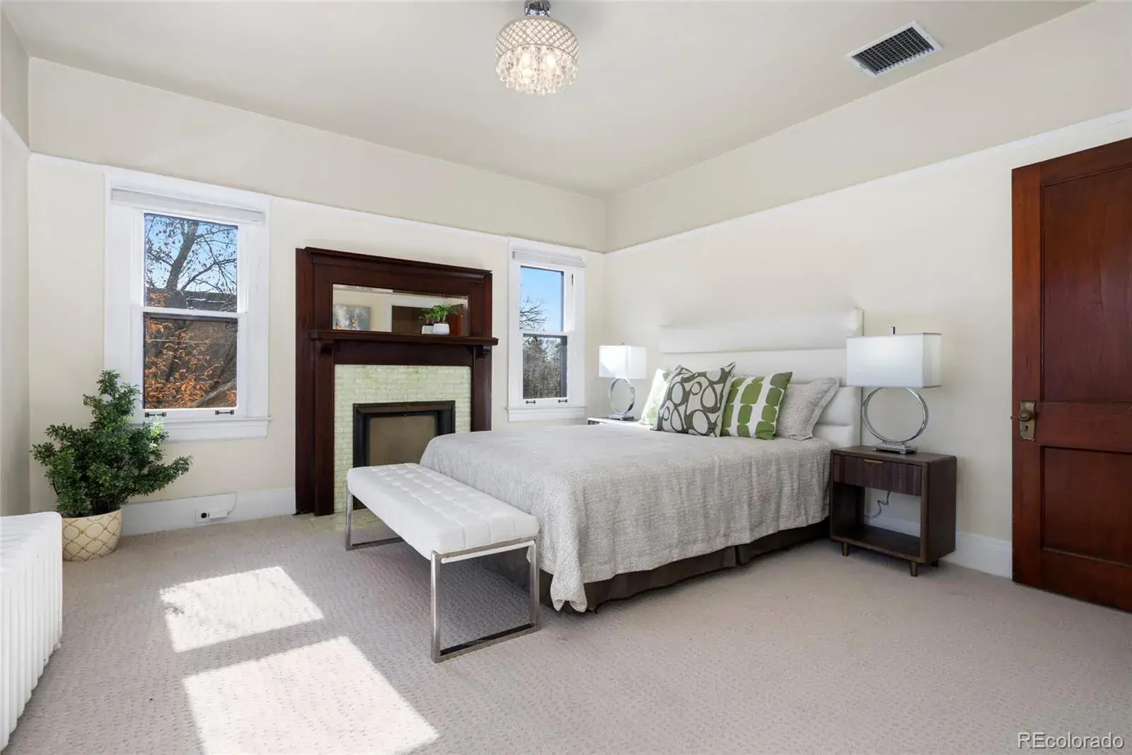 12112025222137 1600 16