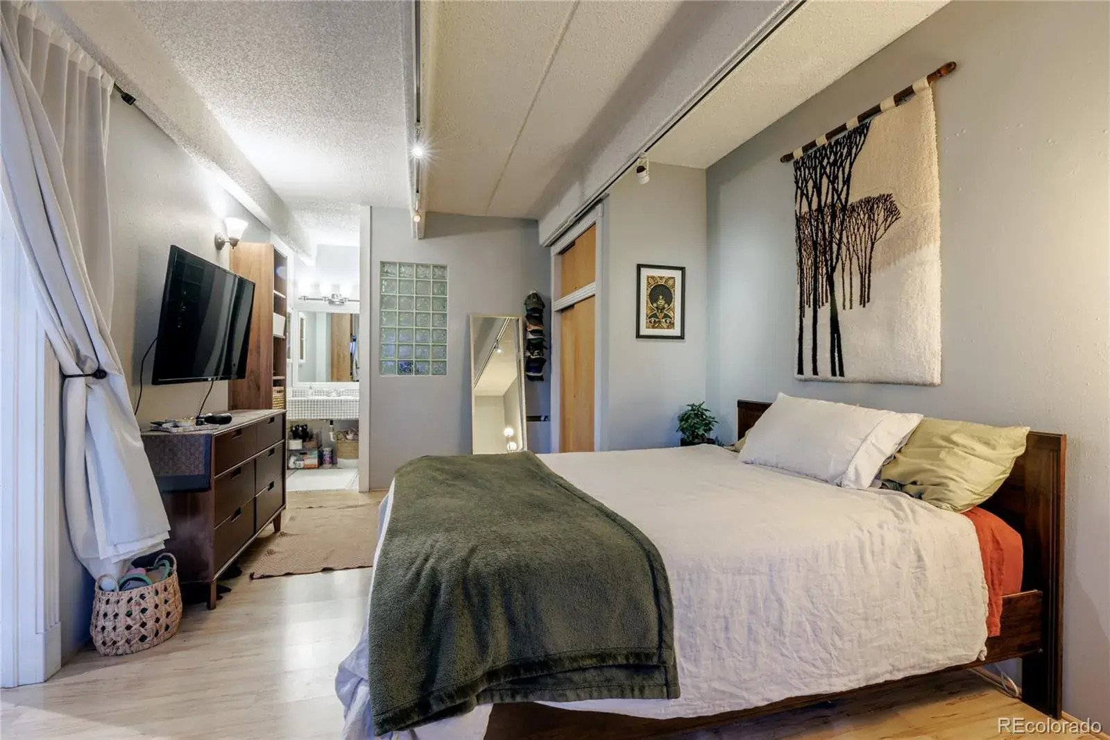 11142025210644 1600 13