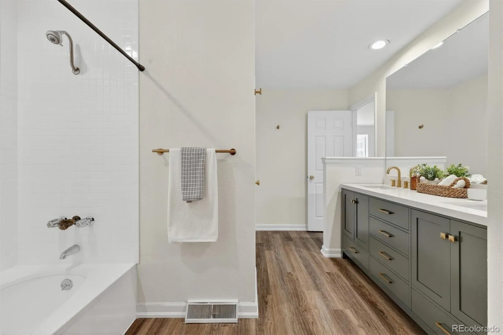 13611 E Evans Avenue Aurora CO 80014 MLS #REC7514946 05152026212148 1600 36