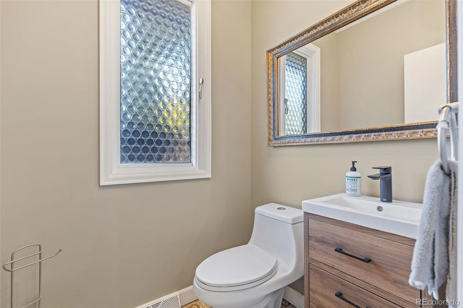 3691 S Narcissus Way Denver CO 80237 | MLS #REC7533386 10102026020153 1600 23