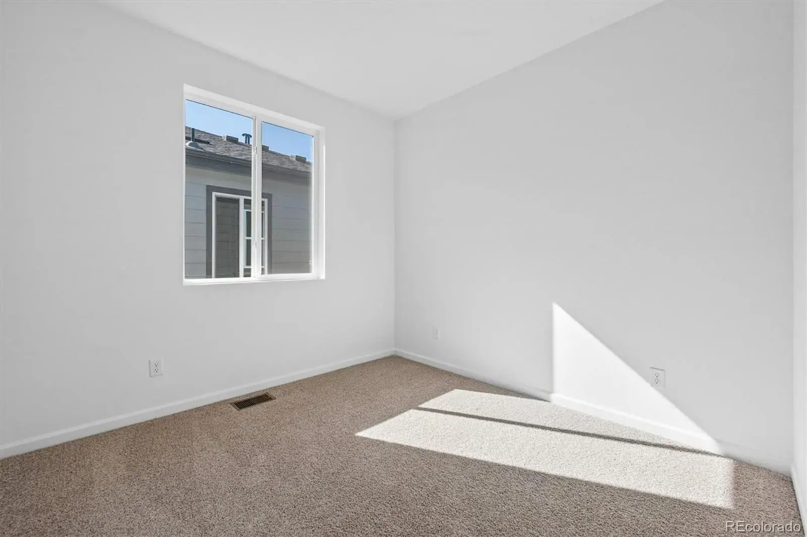 24175 E 30th Place Aurora CO 80019 MLS #REC7606386 02202026192149 1600 14