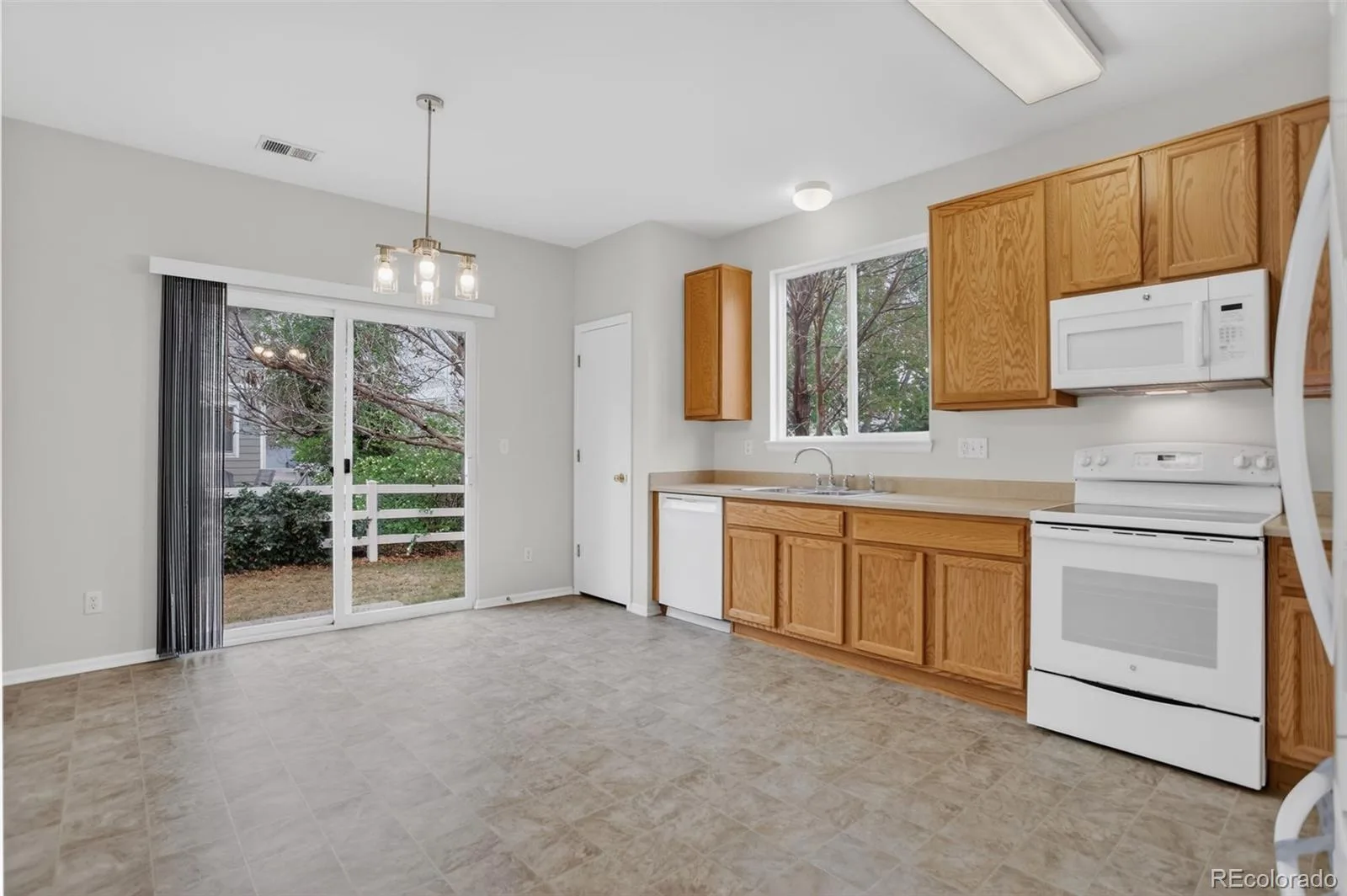 1201 S Fultondale Court Aurora CO 80018 | MLS #REC7606630 06242026041934 1600 6