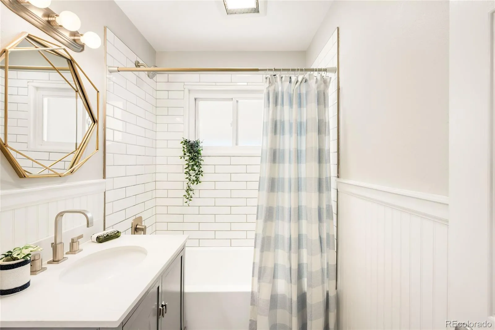 04102026212800 1600 8