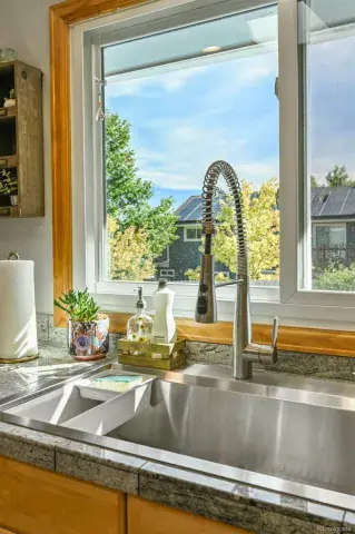 10092025153720 640 12