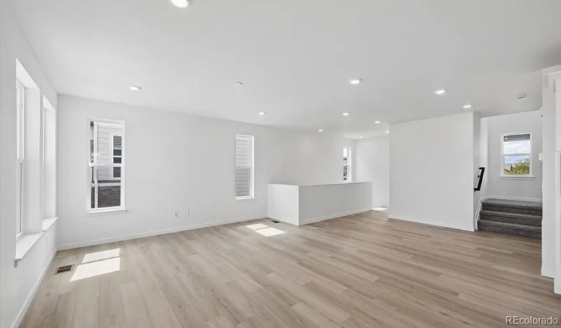 5751 S De Gaulle Court Aurora CO 80016 | MLS #REC7642985 09232026005312 800 4