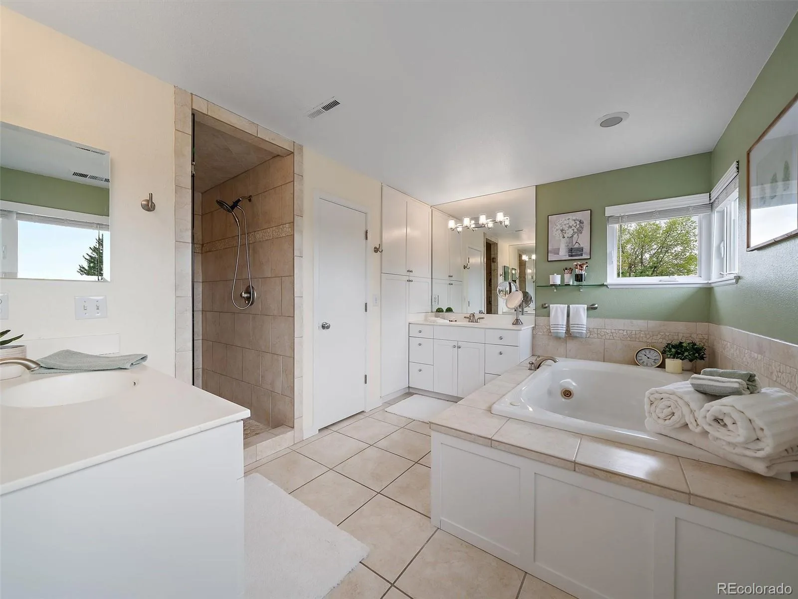 2490 S Holly Place Denver CO 80222 MLS #REC7661497 06102026191014 1600 33