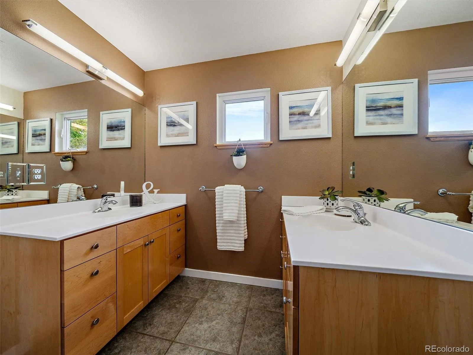2490 S Holly Place Denver CO 80222 MLS #REC7661497 06102026191014 1600 38