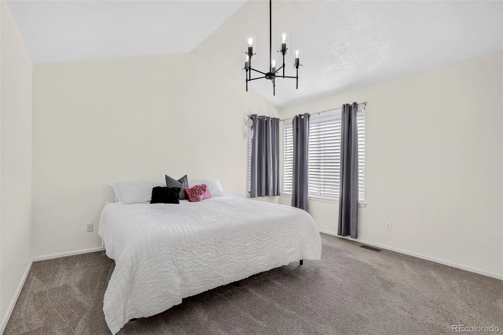 10026 Westside Circle Littleton CO 80125 | MLS #REC7749118 08032026192653 1600 18