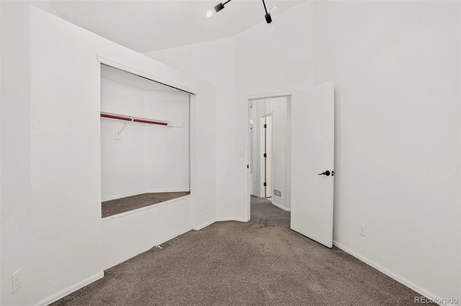 10026 Westside Circle Littleton CO 80125 | MLS #REC7749118 08032026192653 1600 28