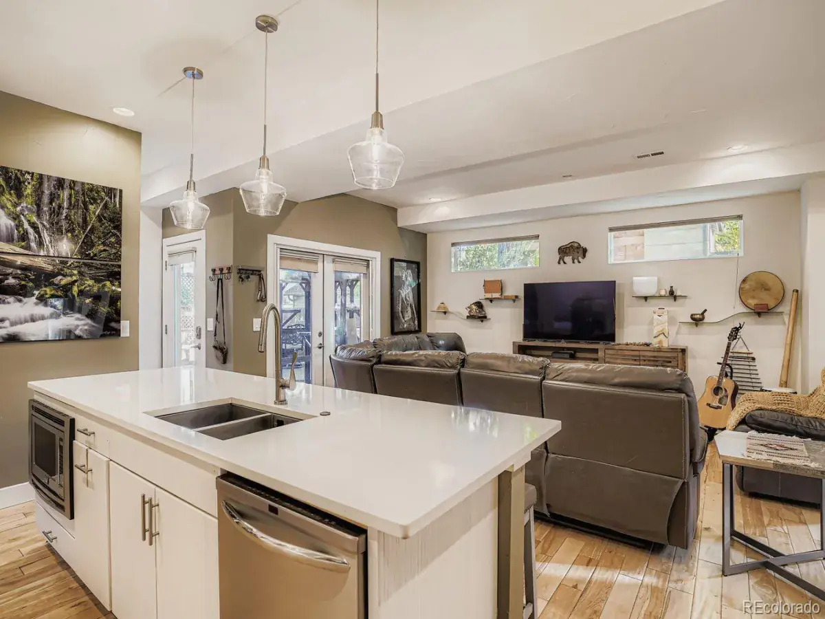 10242025032904 1200 10