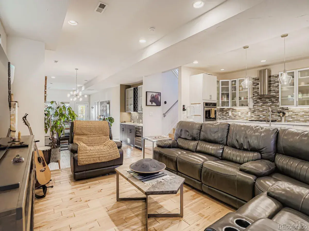 10242025032904 1200 12