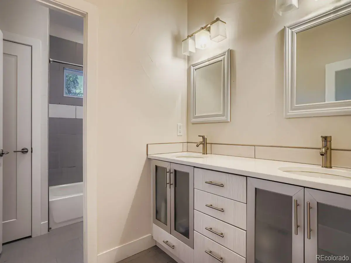 10242025032904 1200 24