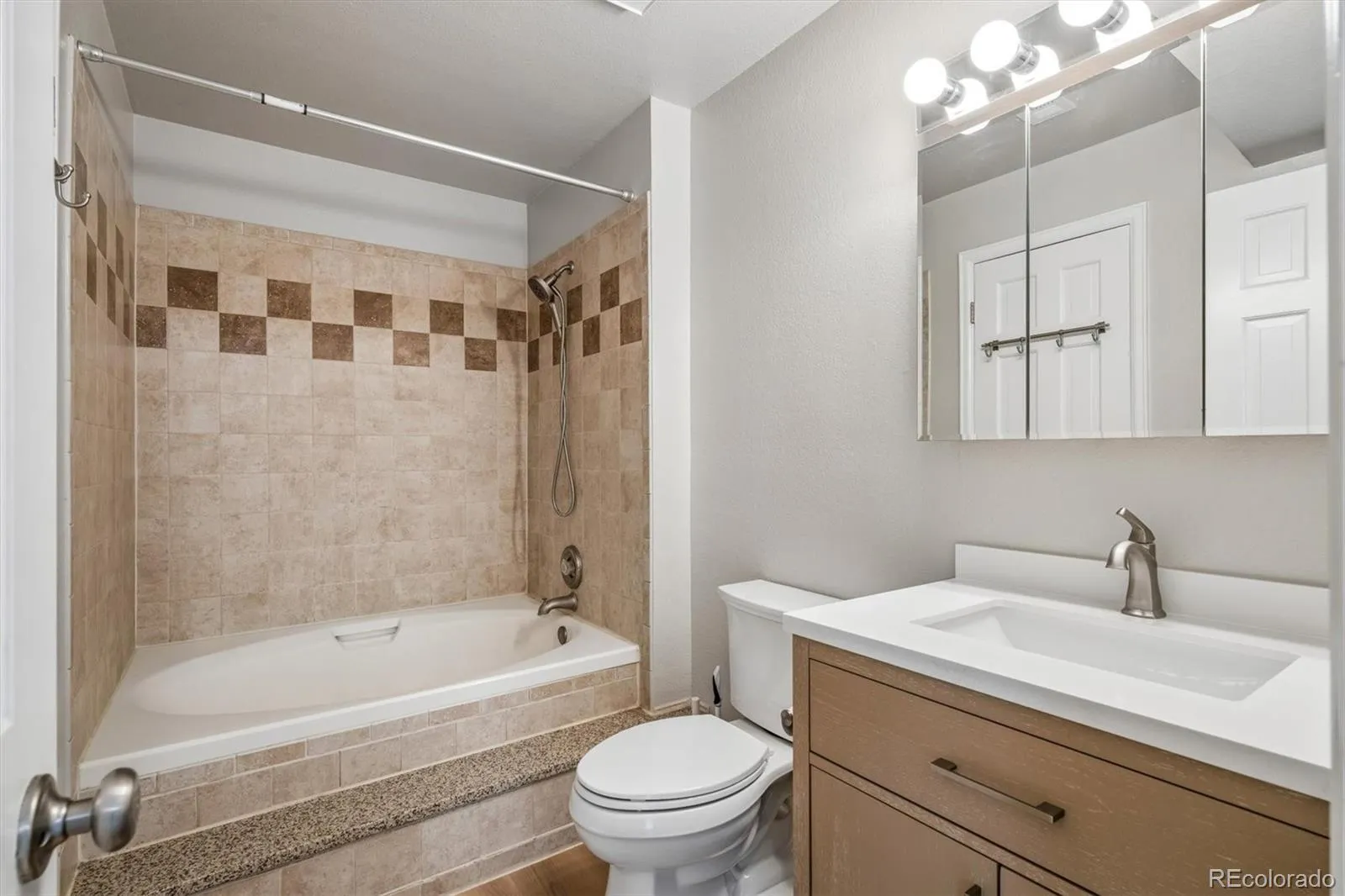 844 S Vance Street #F Lakewood CO 80226 MLS #REC7821456 05222026000410 1600 11