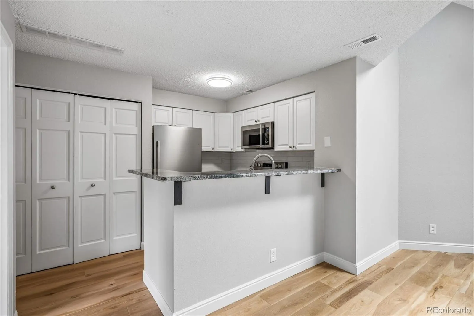 844 S Vance Street #F Lakewood CO 80226 MLS #REC7821456 05222026000410 1600 6