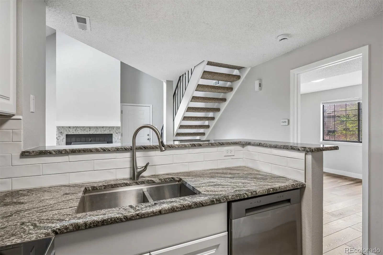 844 S Vance Street #F Lakewood CO 80226 MLS #REC7821456 05222026000410 1600 8