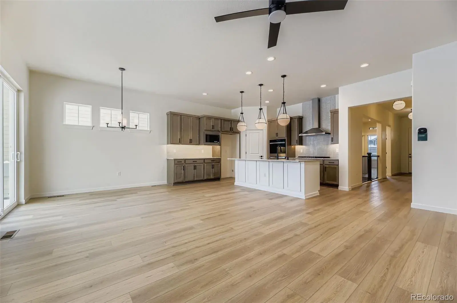 8942 S Riviera Way Aurora CO 80016 MLS #REC7865358 01282026154752 1600 6