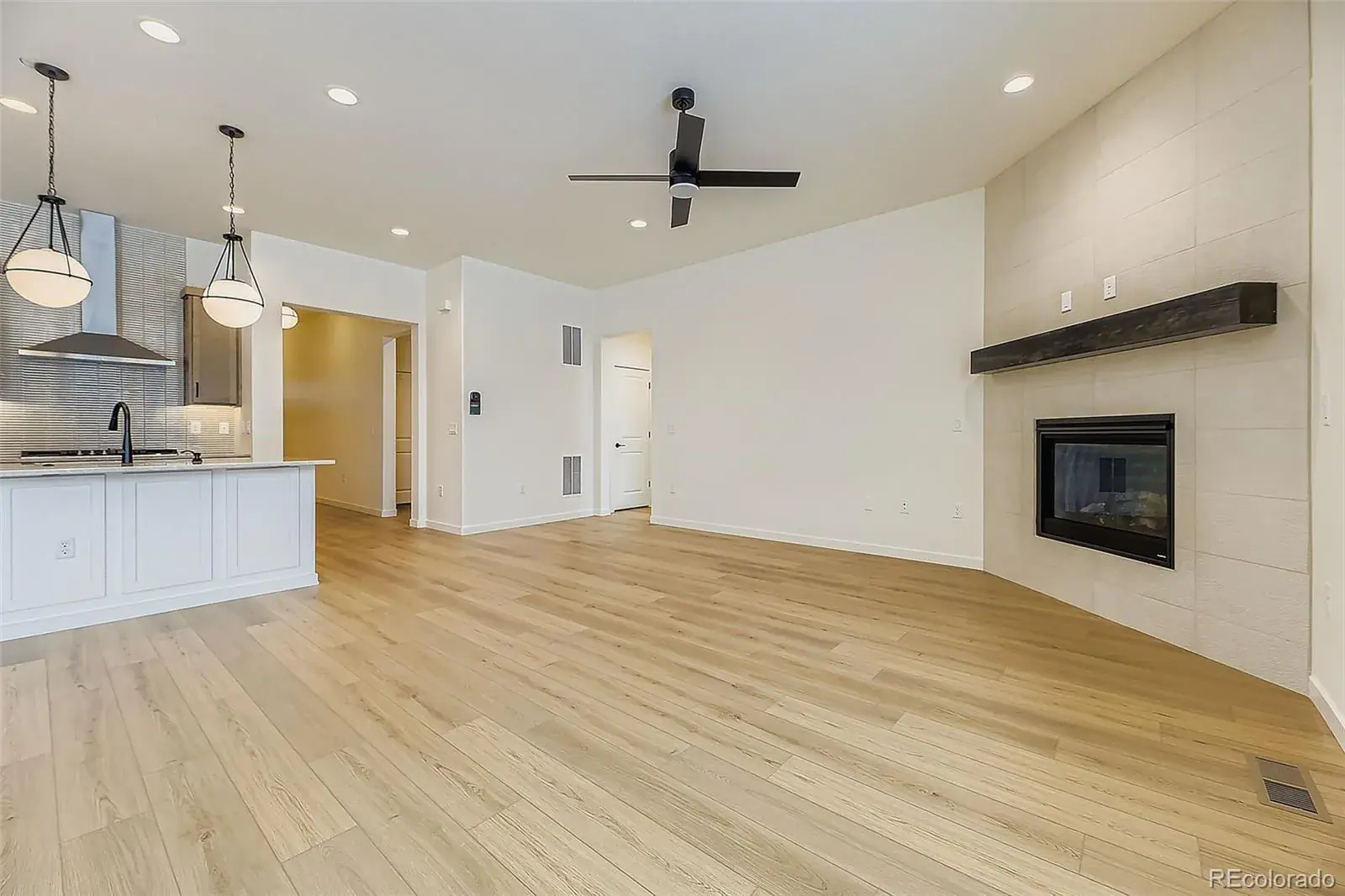 8942 S Riviera Way Aurora CO 80016 MLS #REC7865358 01282026154752 1600 7