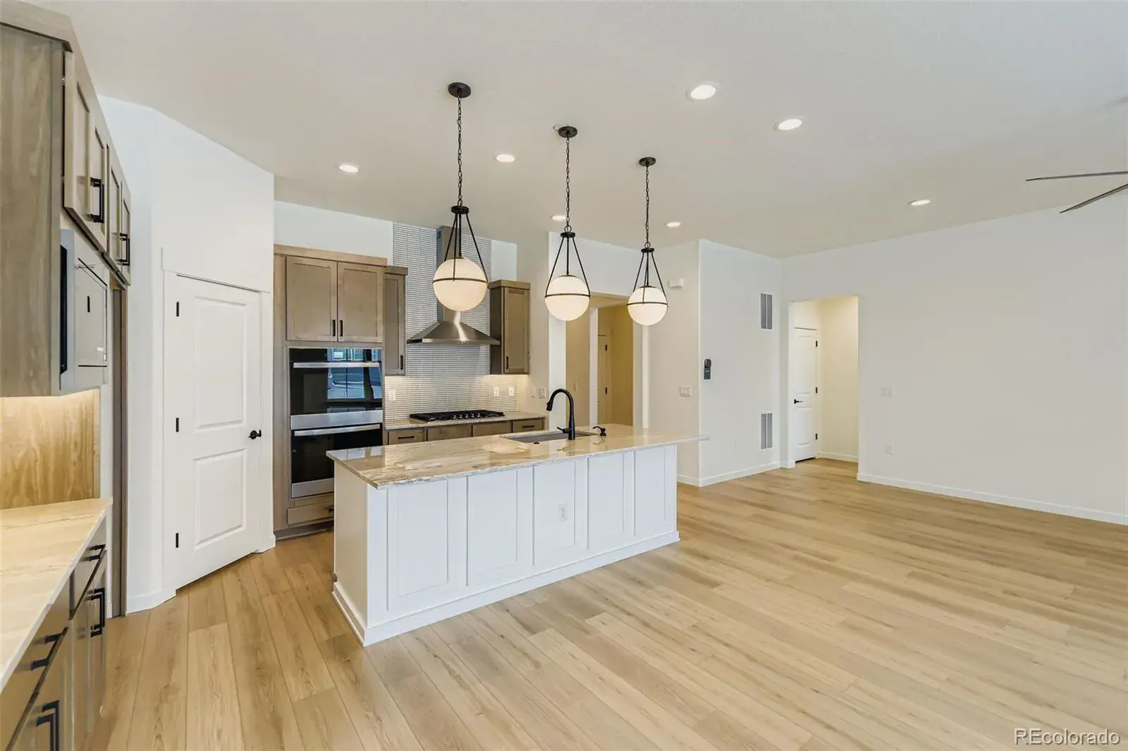 8942 S Riviera Way Aurora CO 80016 MLS #REC7865358 01282026154752 1600 9