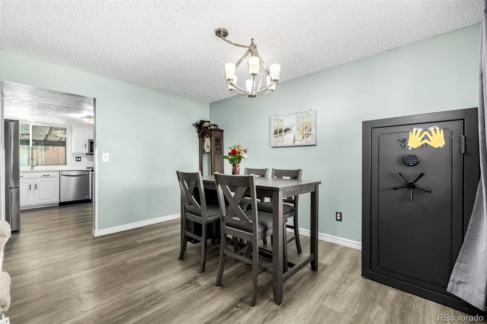 04032026220525 1600 10