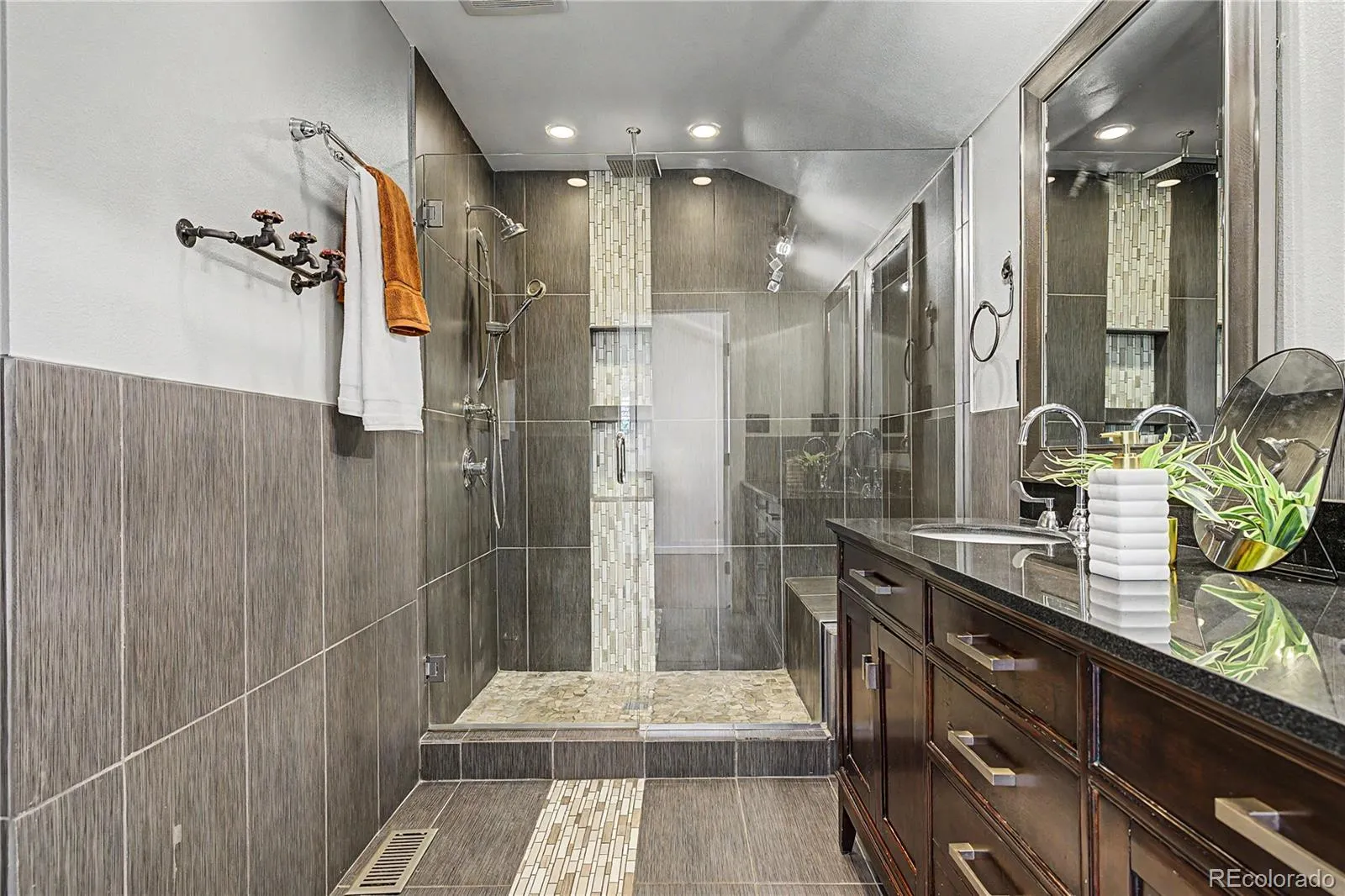 2450 S Jamaica Street Aurora CO 80014 MLS #REC7927222 05052026225604 1600 22
