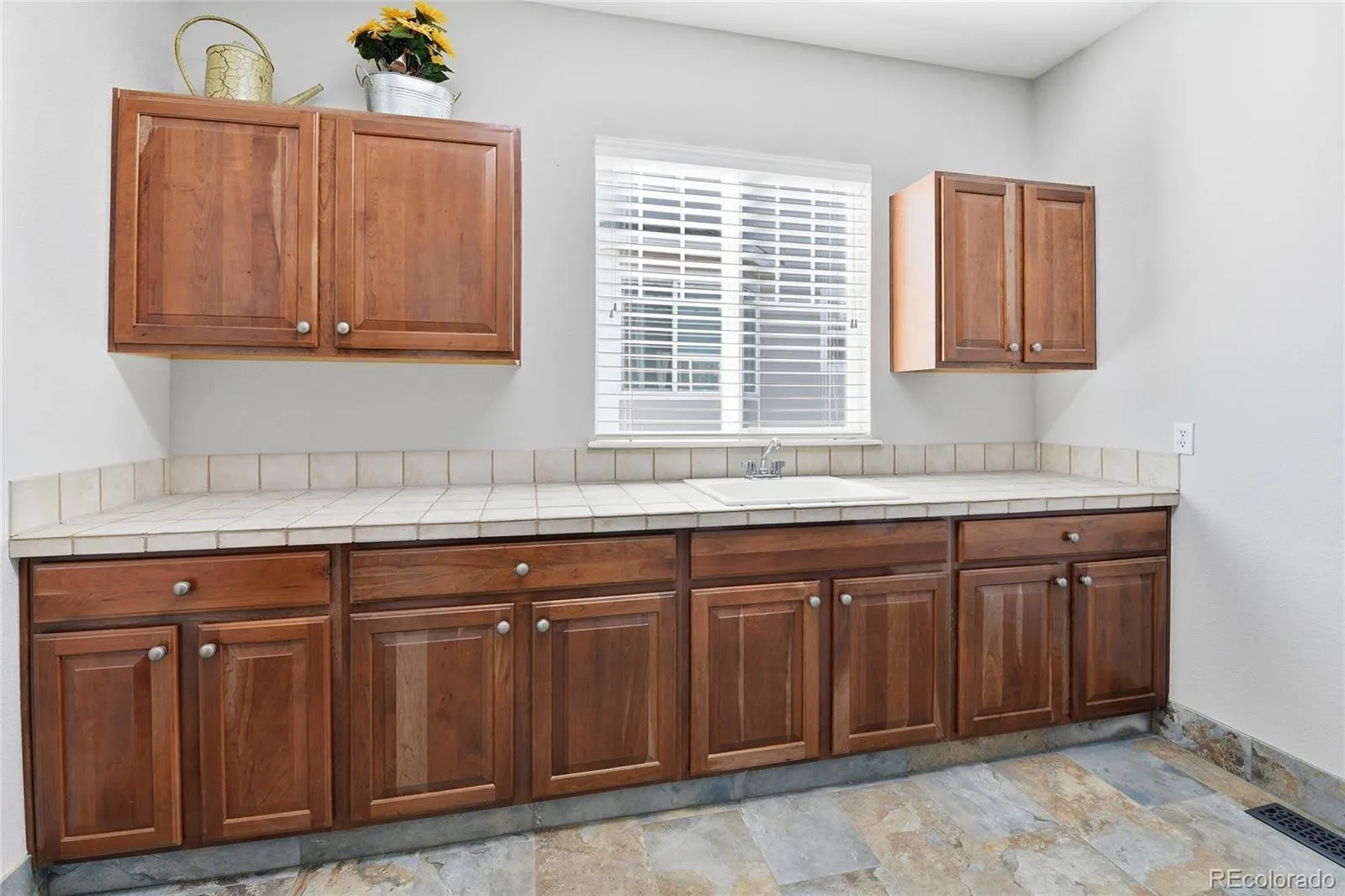 26949 E Friend Place Aurora CO 80016 MLS #REC7929519 05132026210716 1600 24