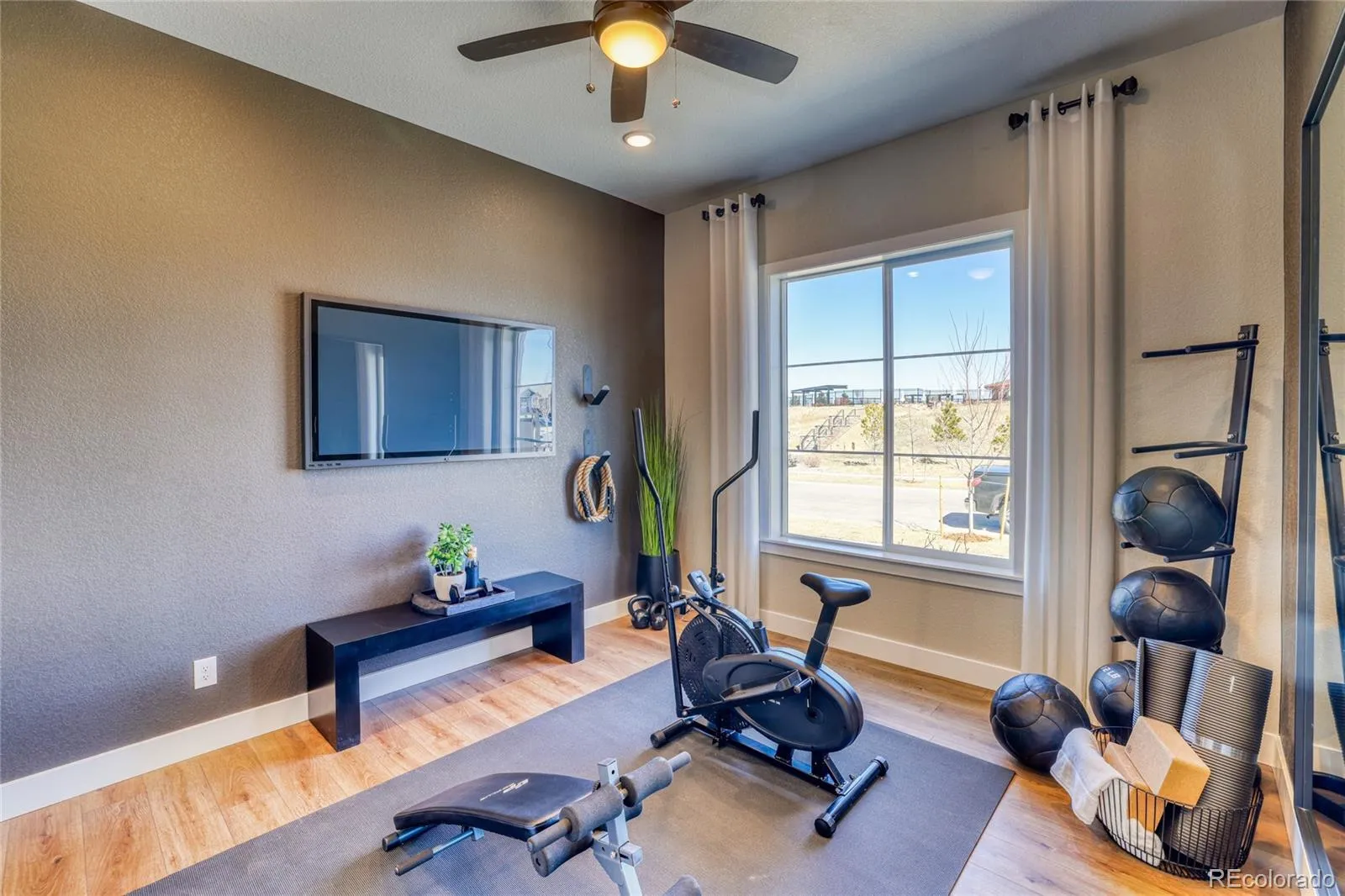8403 S Winnipeg Court Aurora CO 80016 MLS #REC7994133 04292026153555 1600 24