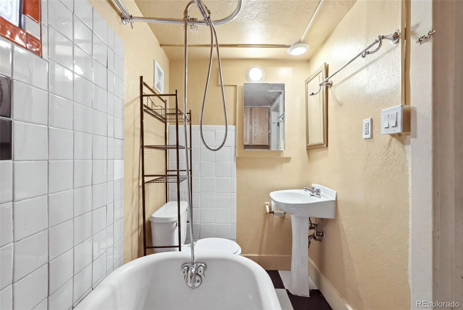 1580 Dallas Street Aurora CO 80010 | MLS #REC8006518 08062026140918 1600 39