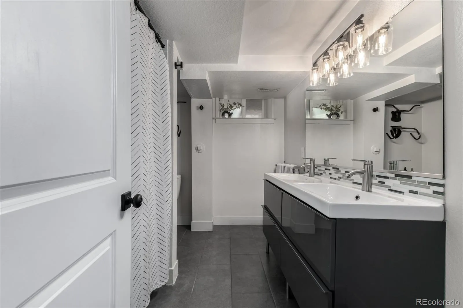 04092026002556 1600 18