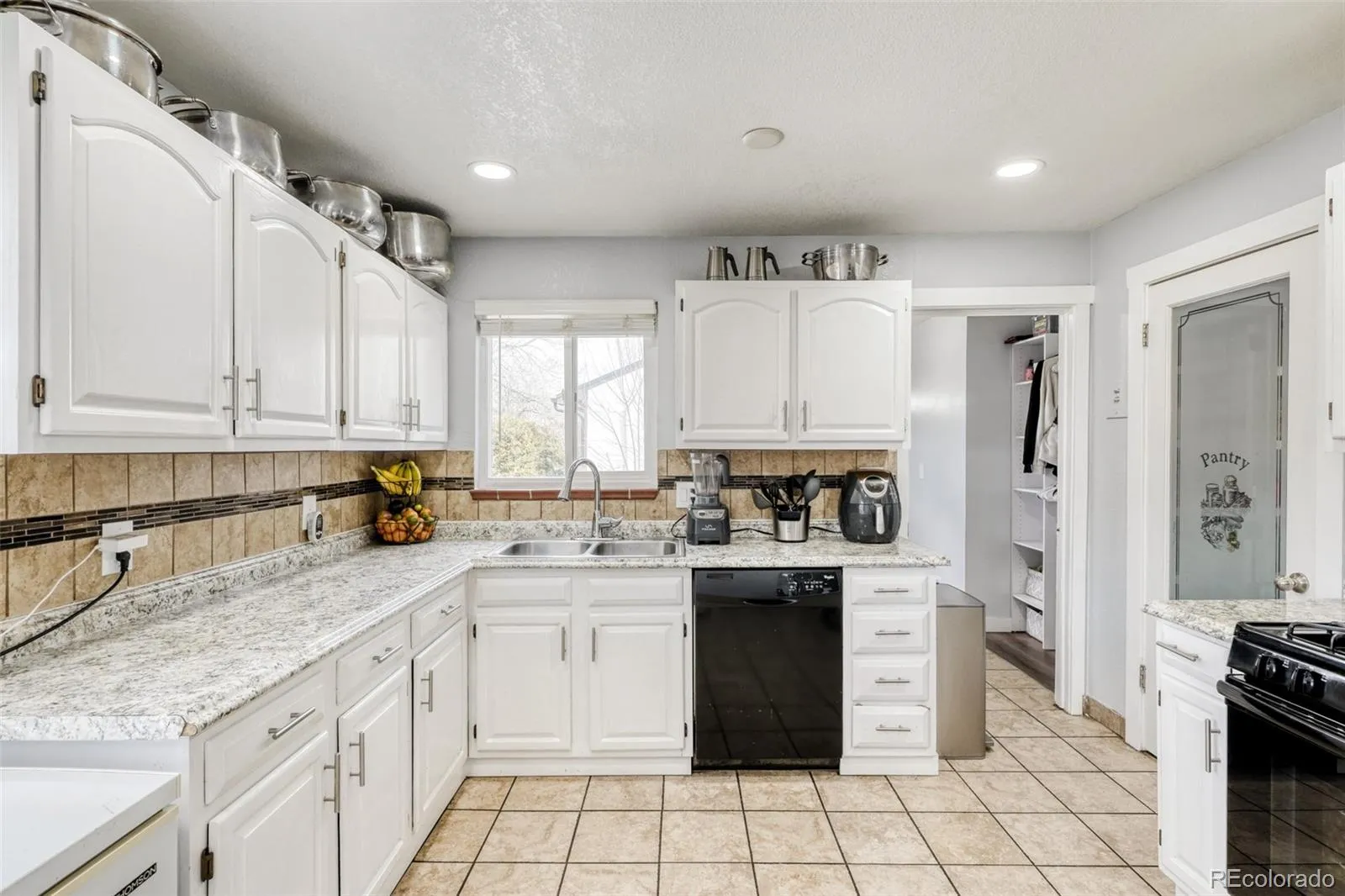 970 Nile Street Aurora CO 80010 MLS #REC8114661 04112026192136 1600 16