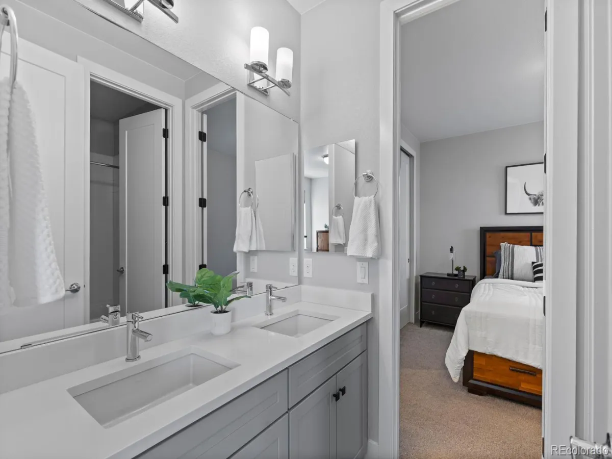 7043 S Uriah Street Aurora CO 80016 MLS #REC8116872 05152026034532 1200 21