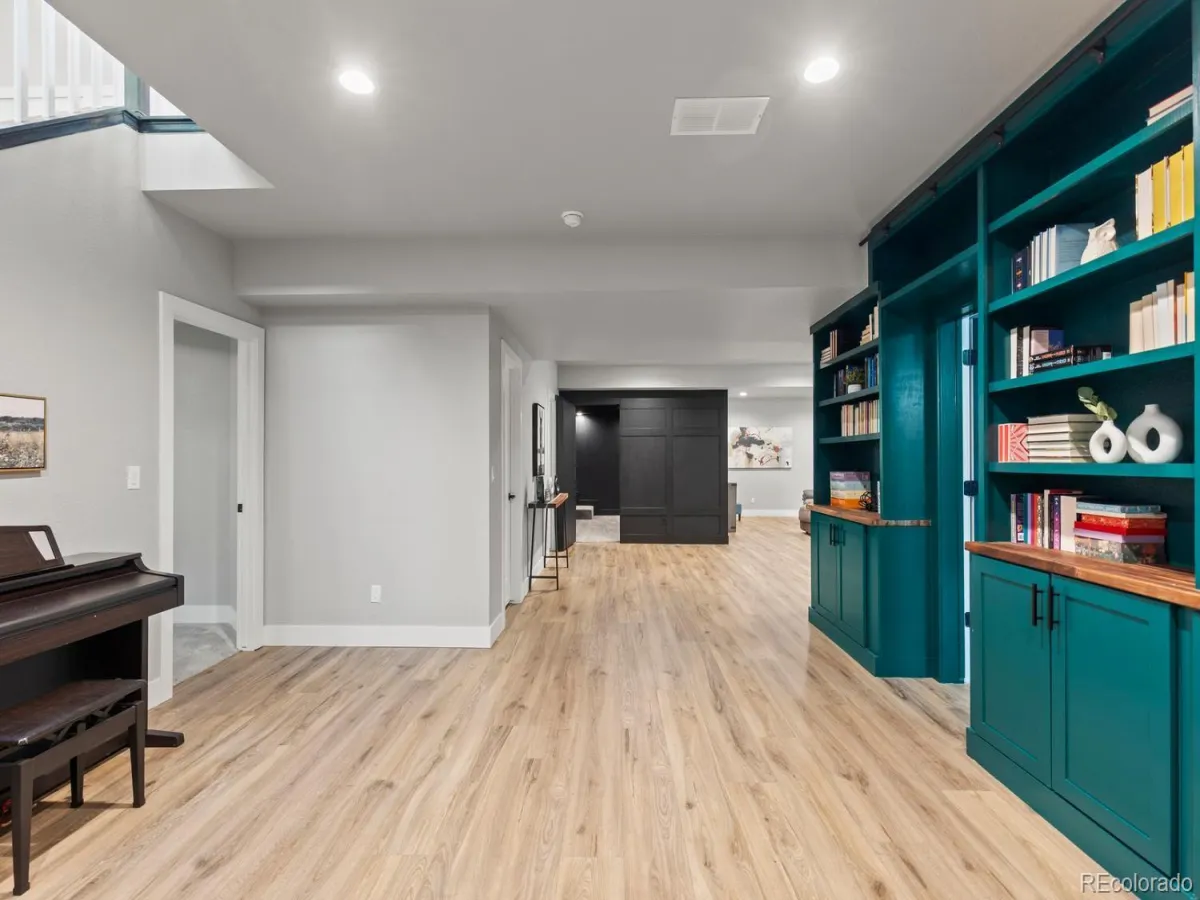 7043 S Uriah Street Aurora CO 80016 MLS #REC8116872 05152026034532 1200 27